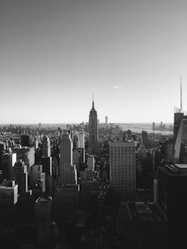 这是一张以帝国大厦为特色的纽约市黑白鸟瞰图