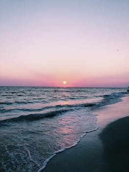 佛罗里达州墨西哥湾沿岸，日落平静，海浪轻柔，天空柔和