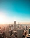日出时分，以标志性的帝国大厦为特色的纽约市天际线景观令人惊叹