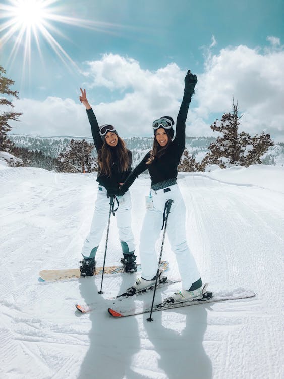 무료 스키를 타는 두 여성의 사진 스톡 사진