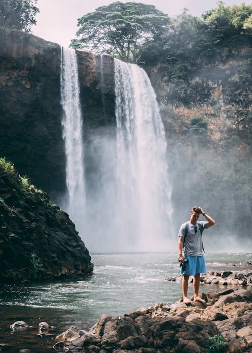 Uomo In Piedi Davanti Alla Cascata Di Tuffo