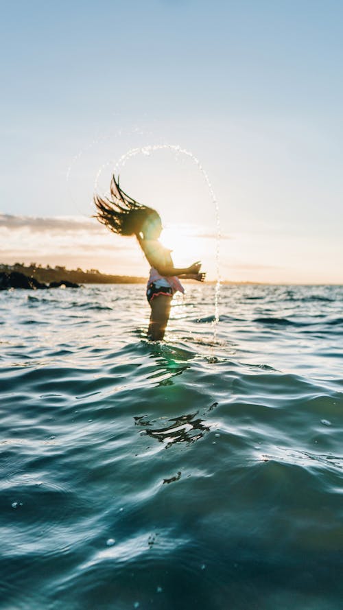 Femme Sautant De La Mer