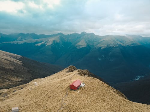 Vista Aérea De Uma Casa Vermelha Em Uma Montanha