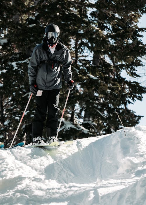 Photo D'un Homme Faisant Du Ski En Descente