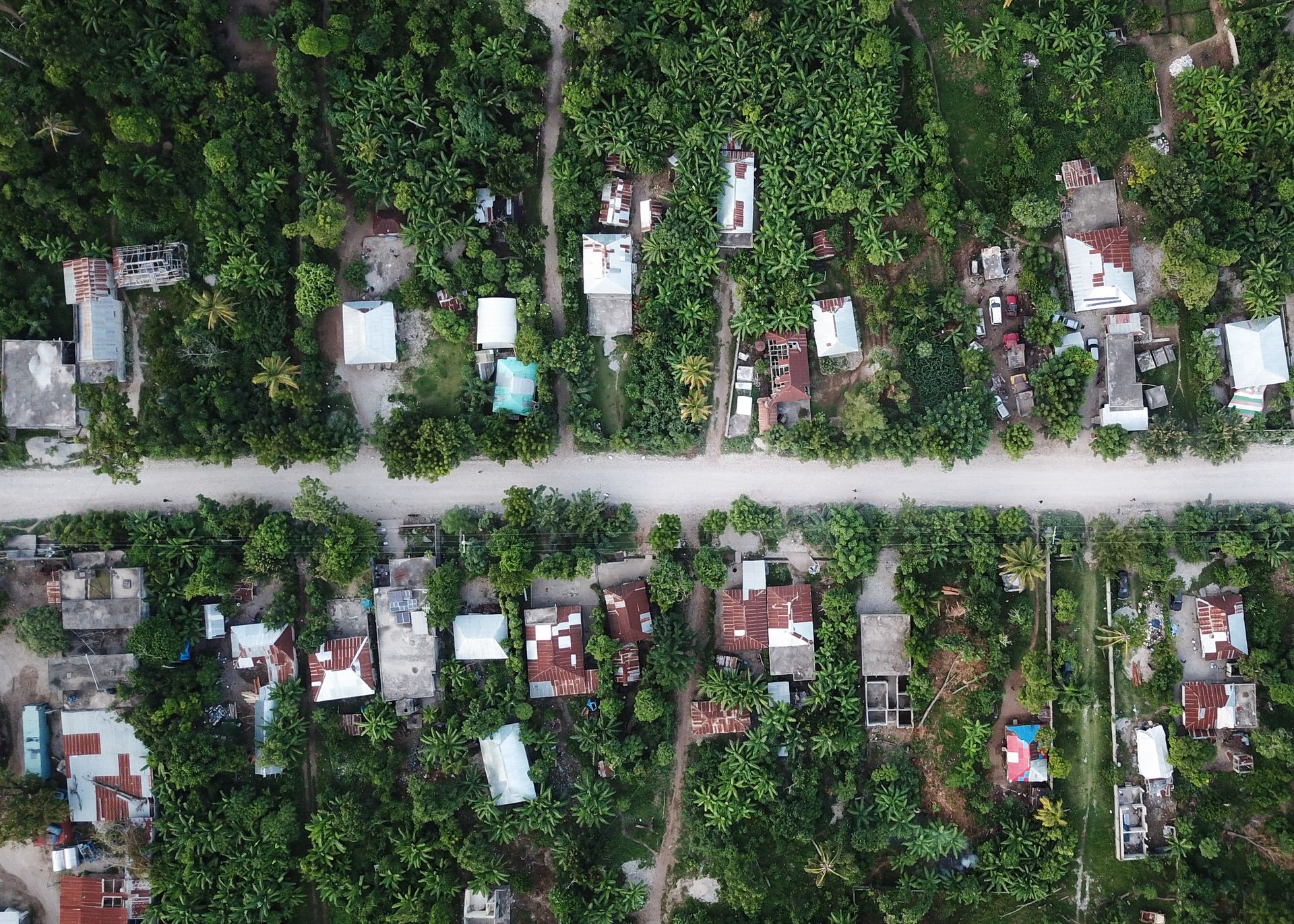 Port-au-Prince Haiti sahil manzarası gündüz, dağlar arka planda