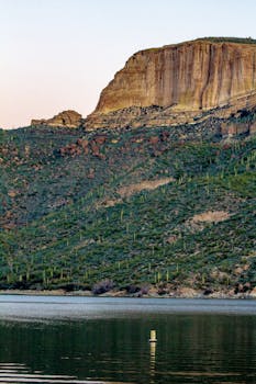 亚利桑那州阿帕奇湖的景色壮丽，沙漠悬崖在日落时倒映水中