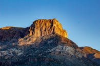 亚利桑那州阿帕奇湖悬崖的壮丽景色，在日出时展现了令人惊叹的地质构造