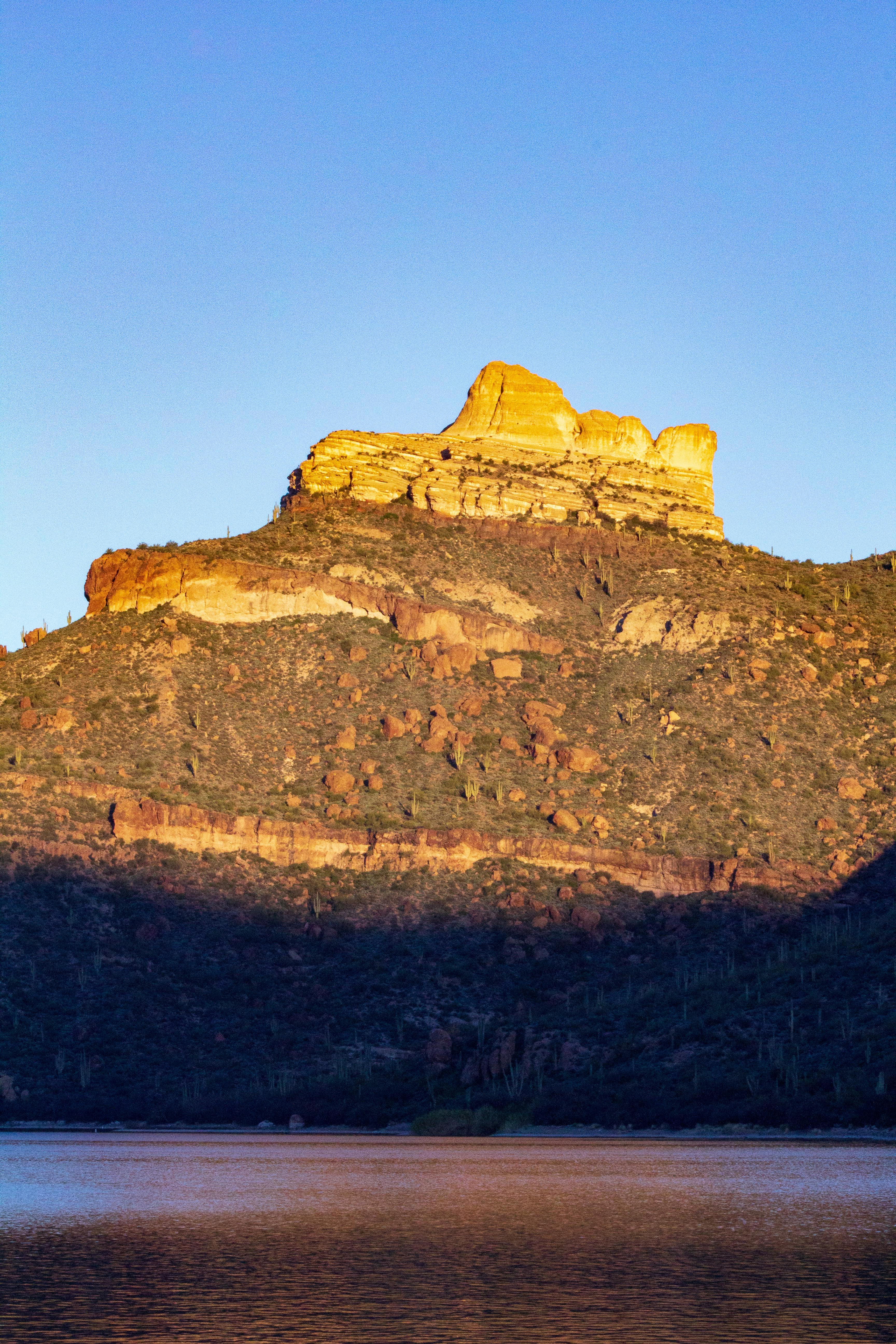 亚利桑那州阿帕奇湖的日落景色美丽，映照出鲜艳的色彩和自然美景