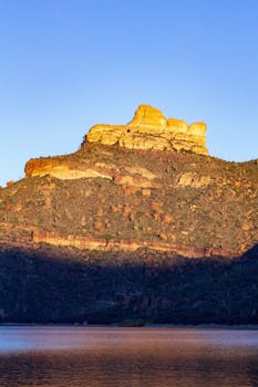 亚利桑那州阿帕奇湖的日落景色美丽，映照出鲜艳的色彩和自然美景