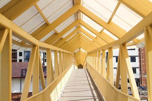 Puente De Cable Amarillo Con Dosel