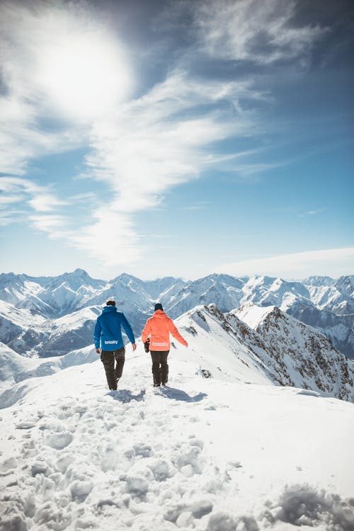 Les Gens Qui Marchent Sur La Montagne Couverte De Neige