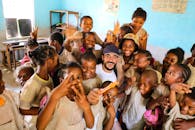 一群面带微笑的学生在热闹的教室里享受着乐趣和幸福的时刻