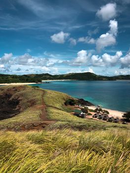 探索菲律宾绿树成荫、海水蔚蓝的宁静沿海景观