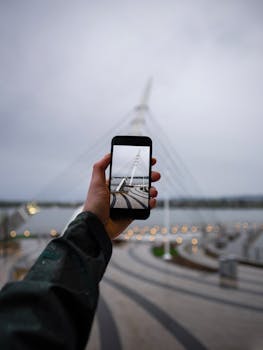 在华盛顿州温哥华，有人用智能手机拍摄桥梁