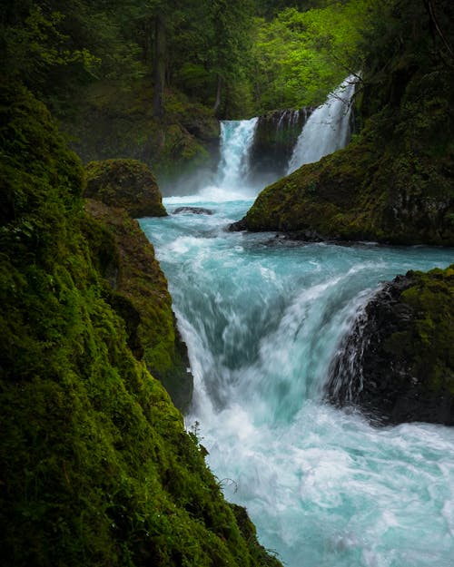 無料 流れる滝のタイムラプス写真 写真素材