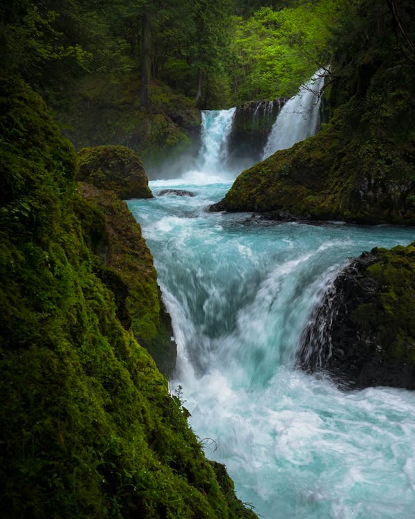 Zeitrafferfotografie Eines Fließenden Wasserfalls