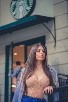 在巴西圣保罗，一位时尚的年轻女子在星巴克外摆姿势
