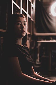 室内光线昏暗，一幅年轻女子的艺术肖像营造出沉思的氛围