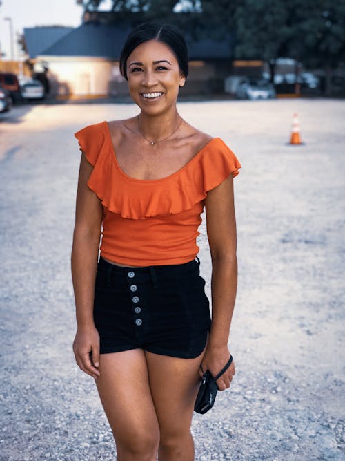 Mulher Sorridente Com Blusa Laranja