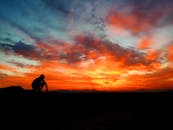 西西里岛充满活力的日落，映衬着风景的剪影，捕捉了大自然的美丽