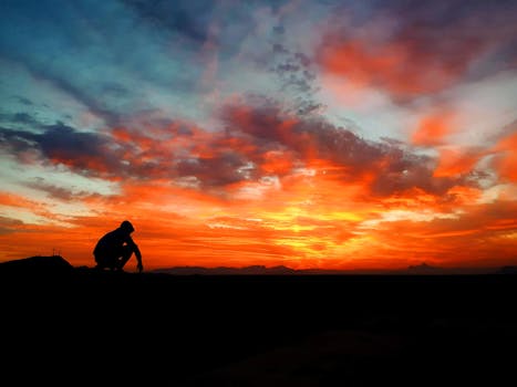 西西里岛充满活力的日落，映衬着风景的剪影，捕捉了大自然的美丽