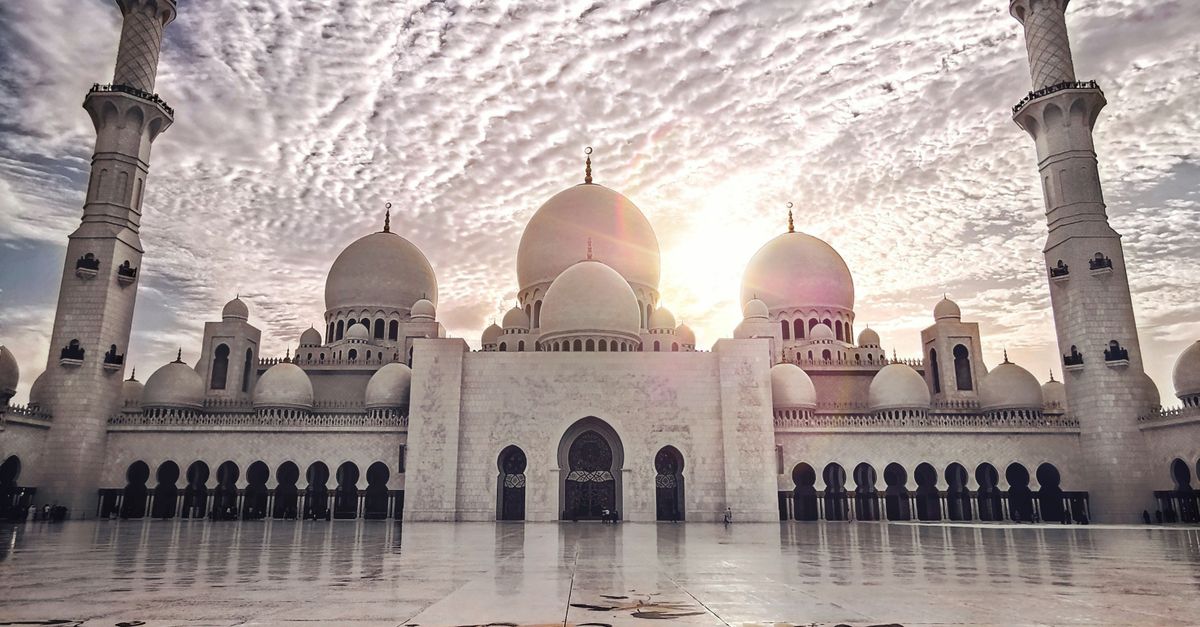 Rüyada Cami İçinde Olmak - Rüya Tabiri ve Anlamı - Sunset at the Sheikh Zayed Mosque showcasing stunning architectural beauty and cloud formations.