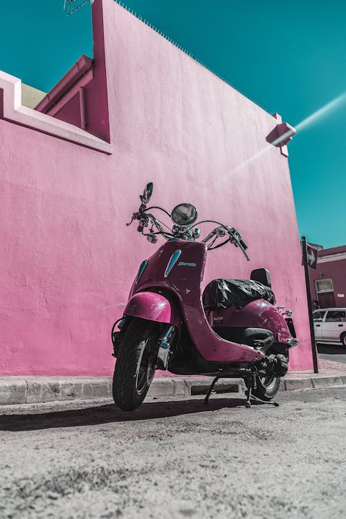 Pembe Duvarın Yanına Park Edilmiş Pembe Motorlu Scooter Fotoğrafı