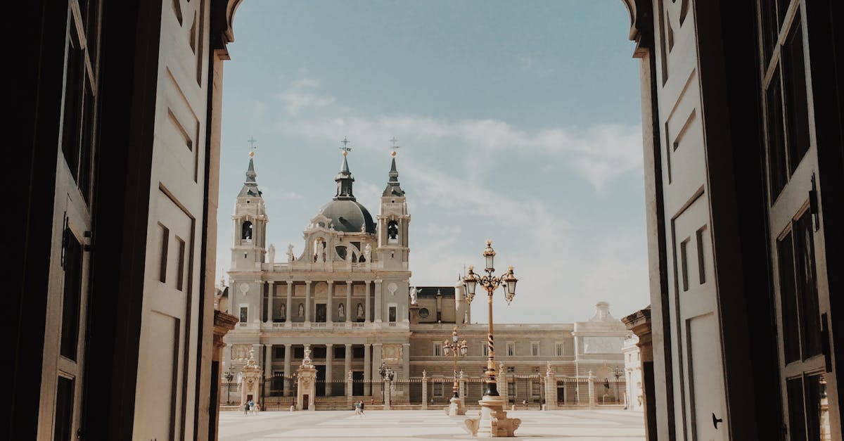 Puerta Abierta Con Vista A La Catedral Puerta Abierta Con Vista A La Catedral