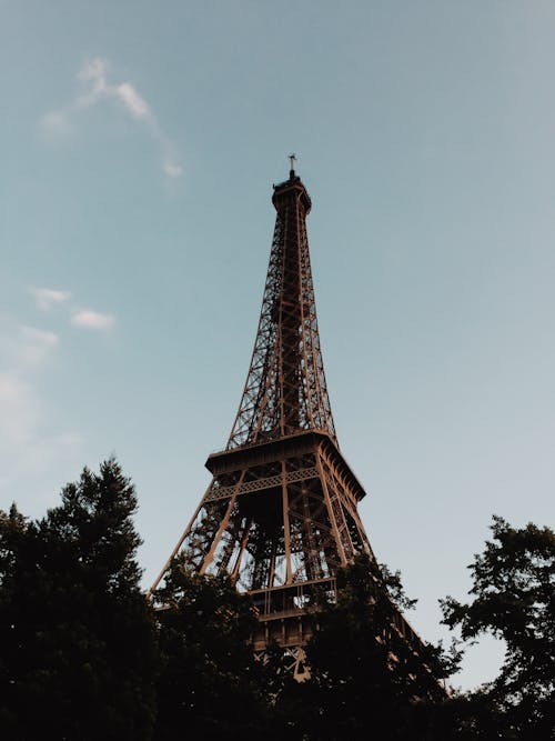 에펠 탑의 낮은 각도 사진