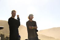 两个男人在户外度过了明媚的一天，展现了友谊与幸福