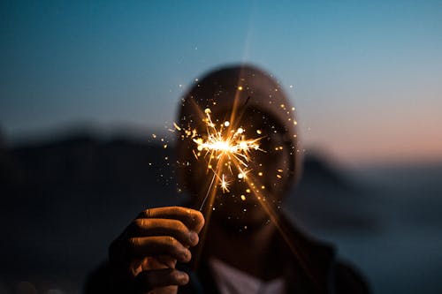 Základová fotografie zdarma na téma afroameričan, černoch, hořící prskavka