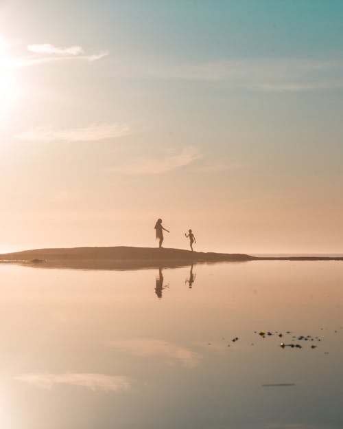 Женщина и девушка, стоящие в песчаной косе