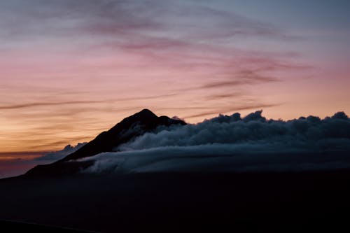 grátis Nuvens Cobrindo A Montanha Foto profissional