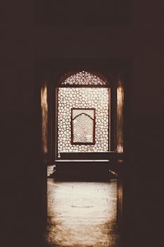 探索古典建筑的美丽，这个复杂的门口采用了传统的彩色玻璃设计