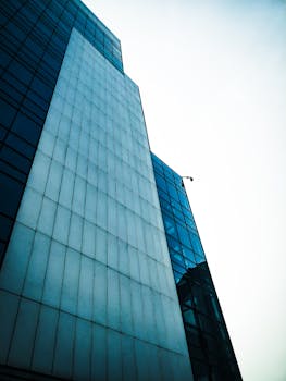 现代摩天大楼的玻璃窗映照着城市天际线，景色壮丽