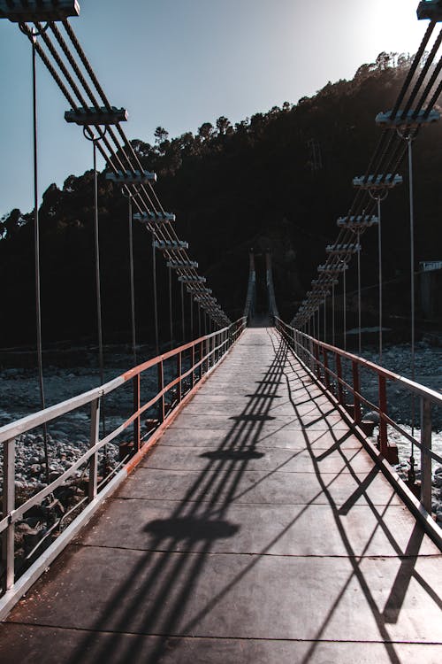 Ponte De Cabos Conectando Duas Montanhas