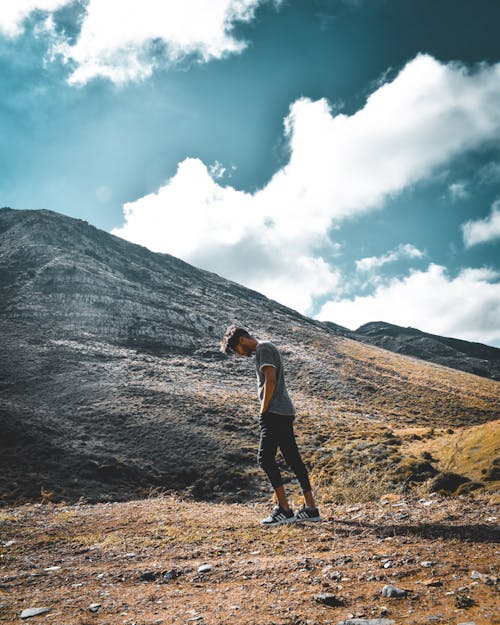 Homme Debout Près De La Montagne