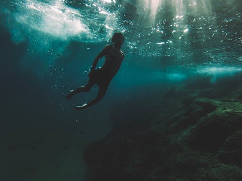 Человек под водой