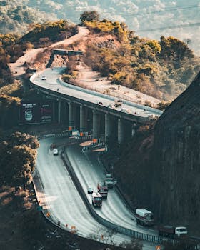 从上方拍摄，印度洛纳夫拉的高速公路蜿蜒穿过郁郁葱葱的山丘