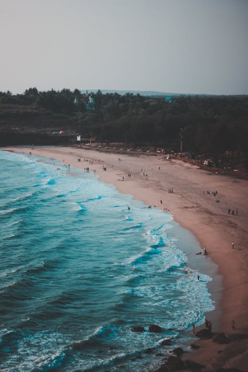 Аэрофотосъемка людей на белом песчаном пляже