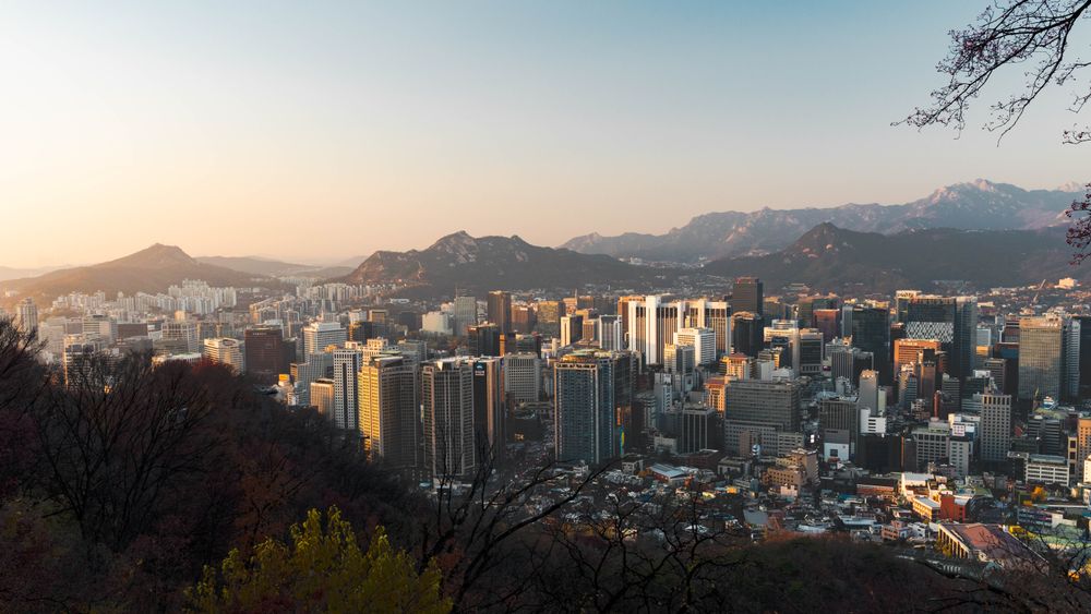 해 질 무렵 산과 도심 건물이 겹쳐 보이는 서울 스카이라인
