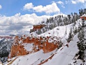 布莱斯峡谷国家公园内，白雪皑皑的悬崖和松树映衬在蓝天下