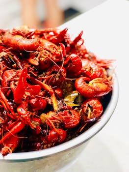 一碗充满活力的煮小龙虾特写镜头，非常适合海鲜爱好者