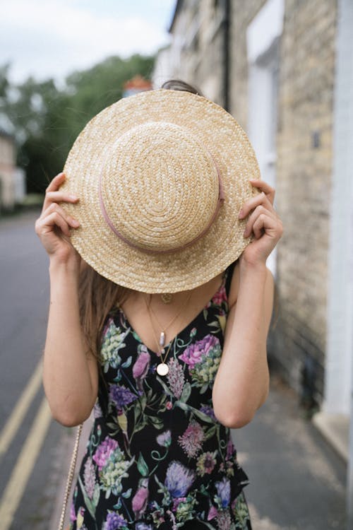 Femme Couvrant Le Visage Avec Un Chapeau