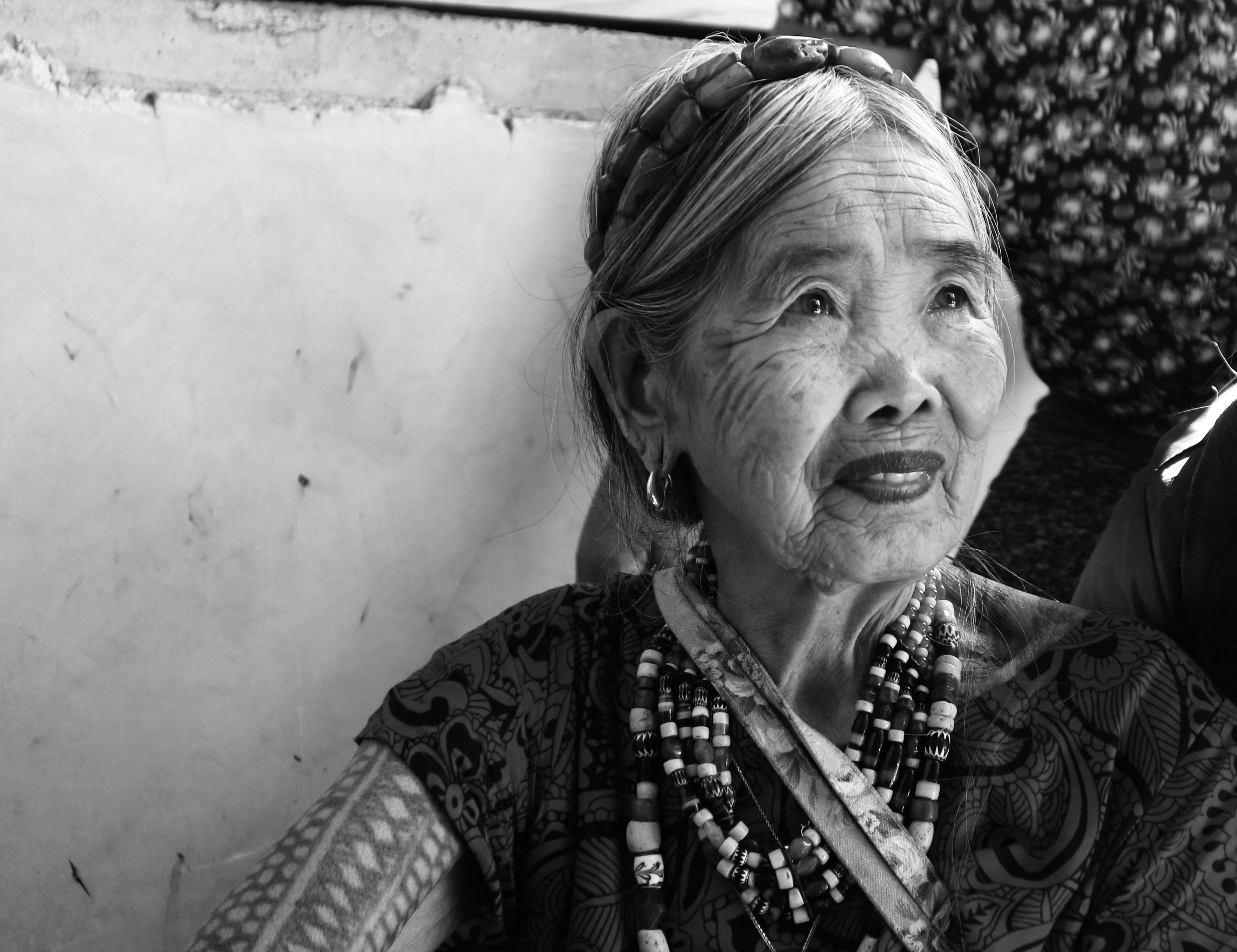 Foto de stock gratuita sobre abuela, arrugas, blanco y negro