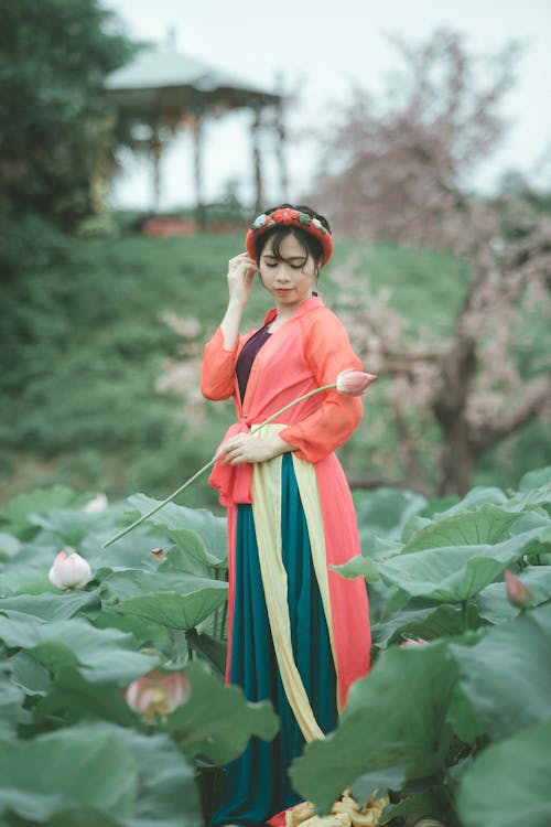 Kostnadsfri bild av asiatisk kvinna, blomma, ha på sig