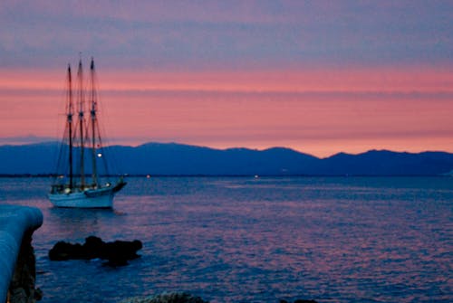 Akdeniz, gün batımı, tekne içeren Ücretsiz stok fotoğraf