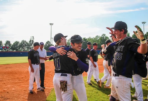 Dwóch Mężczyzn Tulenie Siebie Na Boisku Baseballu