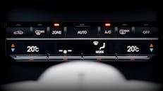 汽车气候控制面板的特写图像，带有数字温度显示