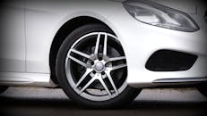 豪华汽车的细节视图，展示了车轮和前灯的设计